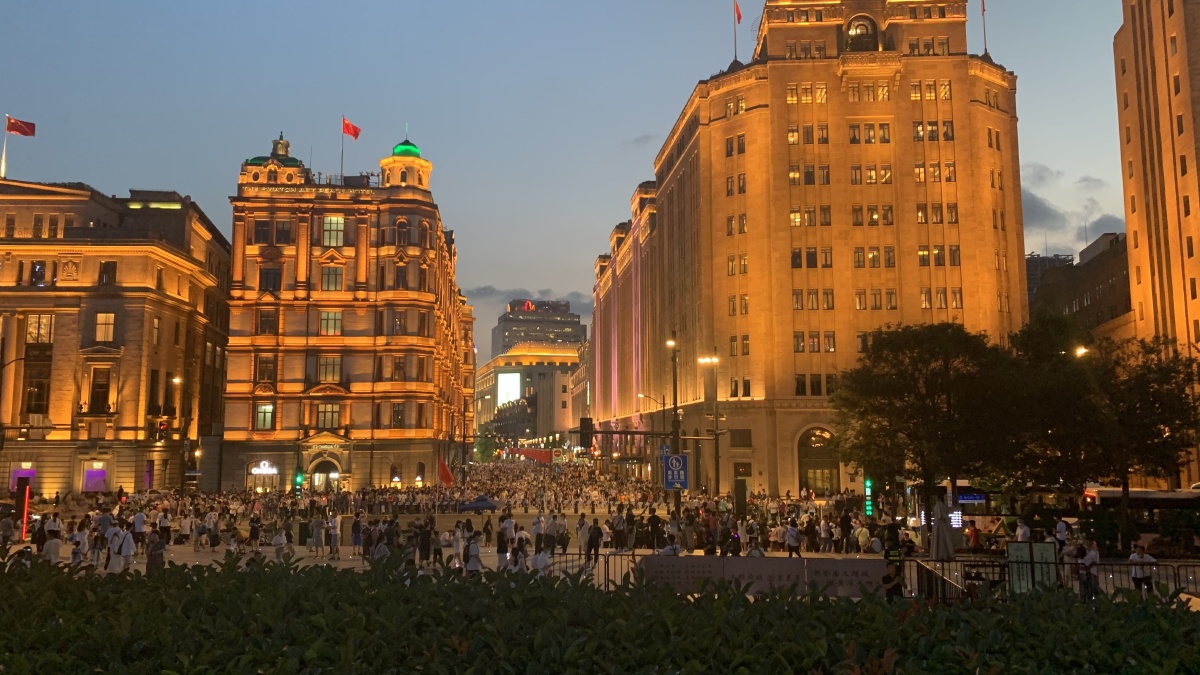 夜上海喧闹繁华的城市著名的上海外滩东方明珠