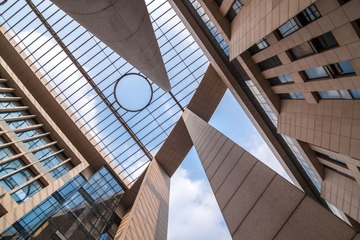 仰望广州大学图书馆