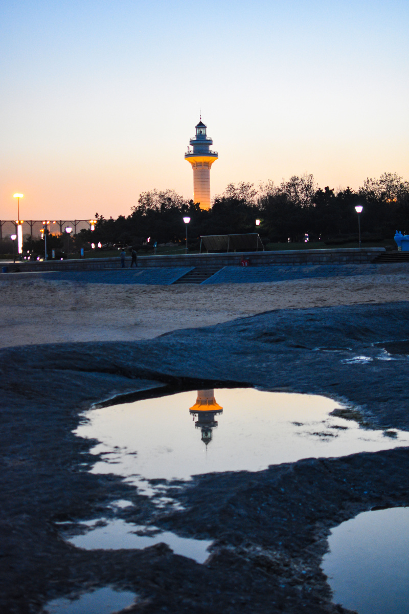 日照灯塔广场落日退潮礁石