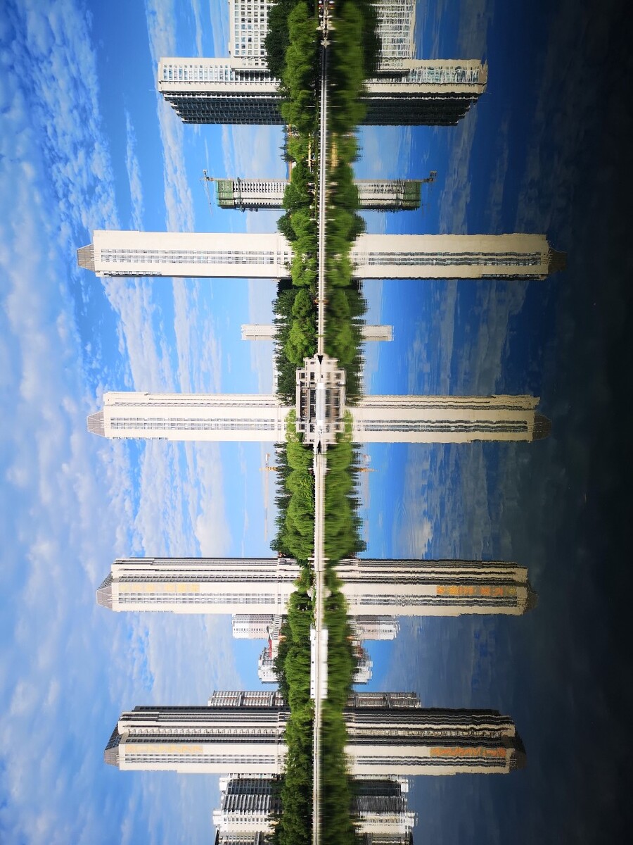 7月25日，太原迎来了一个特别的天气，望着头顶上的蓝天白云，我来到了龙潭公园，用手机拍下了这张照片。
