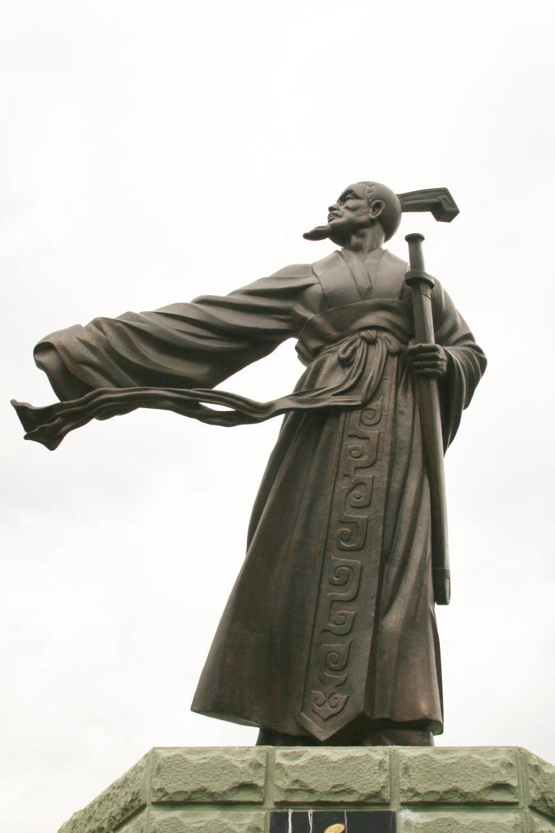 秭归的两尊屈原塑像