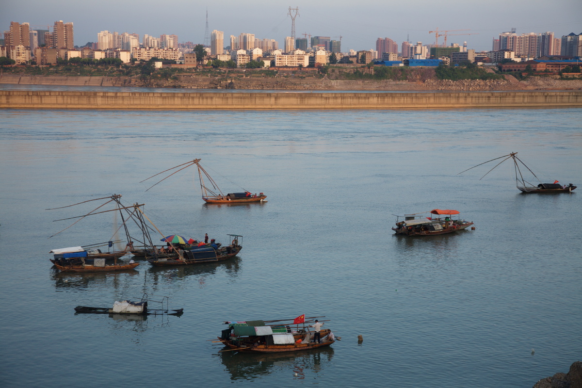 长江葛洲坝江面的渔船摄于2013年7月