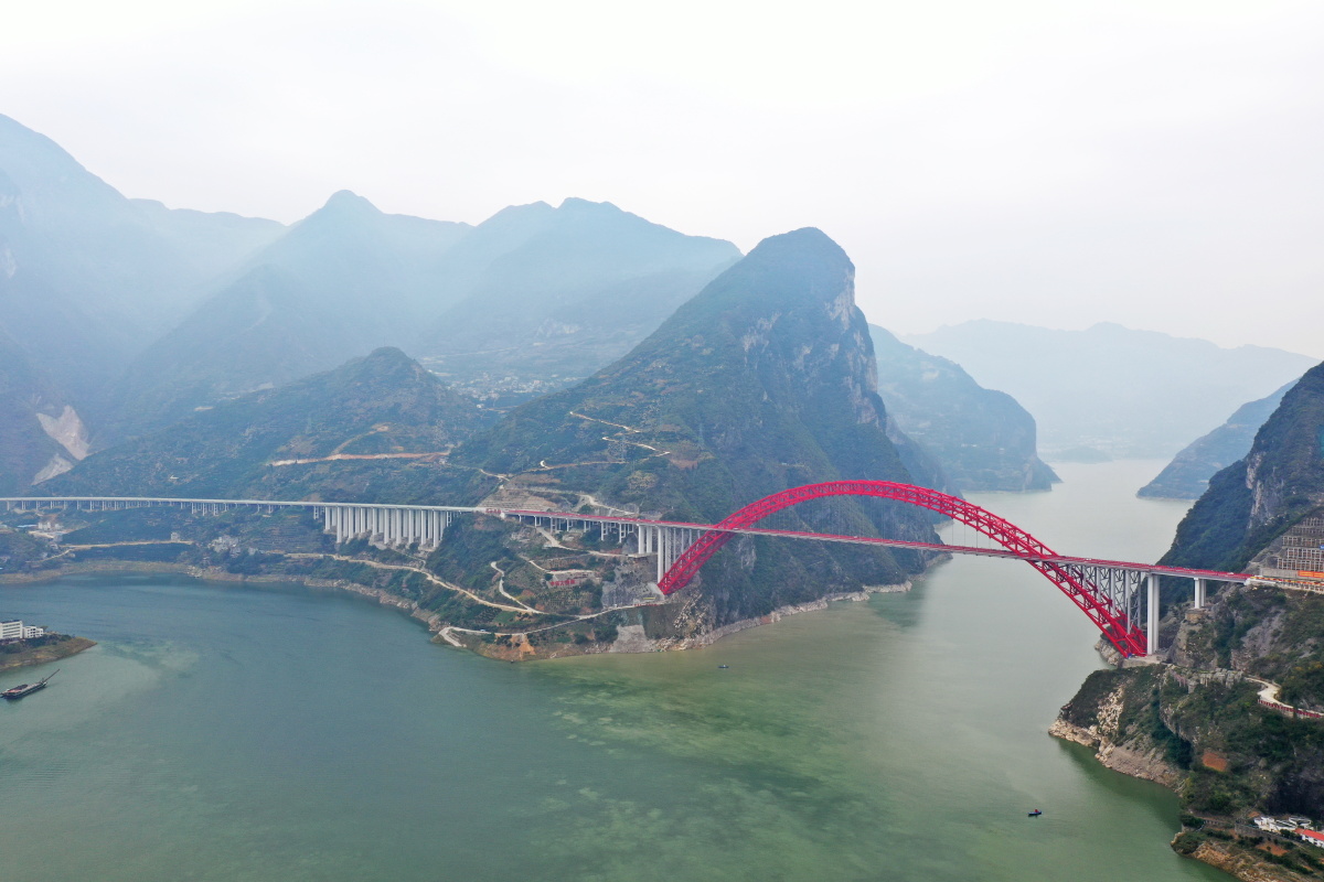 位于长江三峡西陵峡口的秭归长江大桥9月27日正式通车.