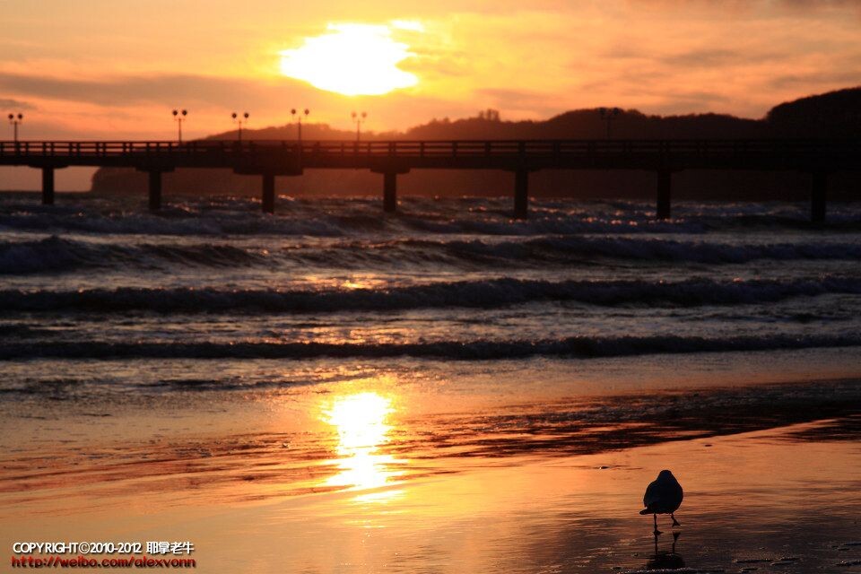 春之路——海上日出<br />
谁不想在沙滩上迎着朝阳,拉着爱人的踩着沙子散布?2011年3月摄于德国吕根岛Binz