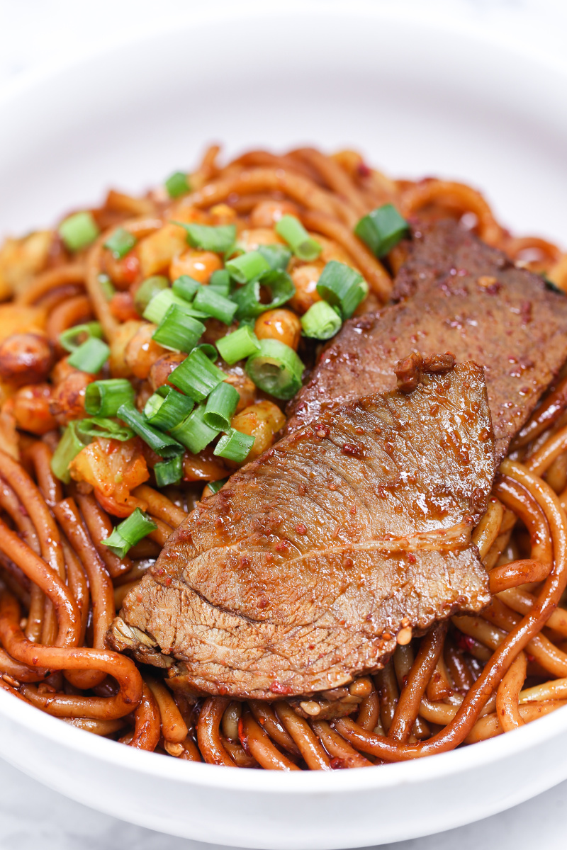 传统中式美食卤牛肉拌粉