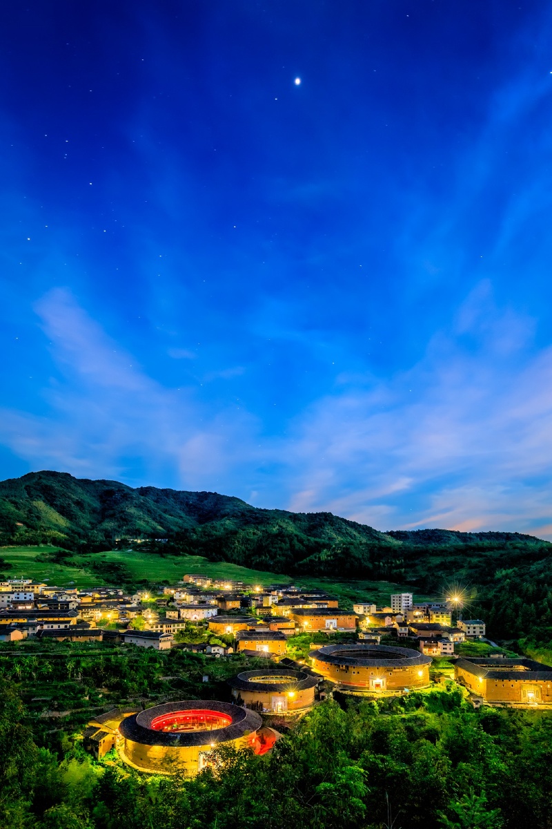 福建龙岩初溪客家土楼群夜景