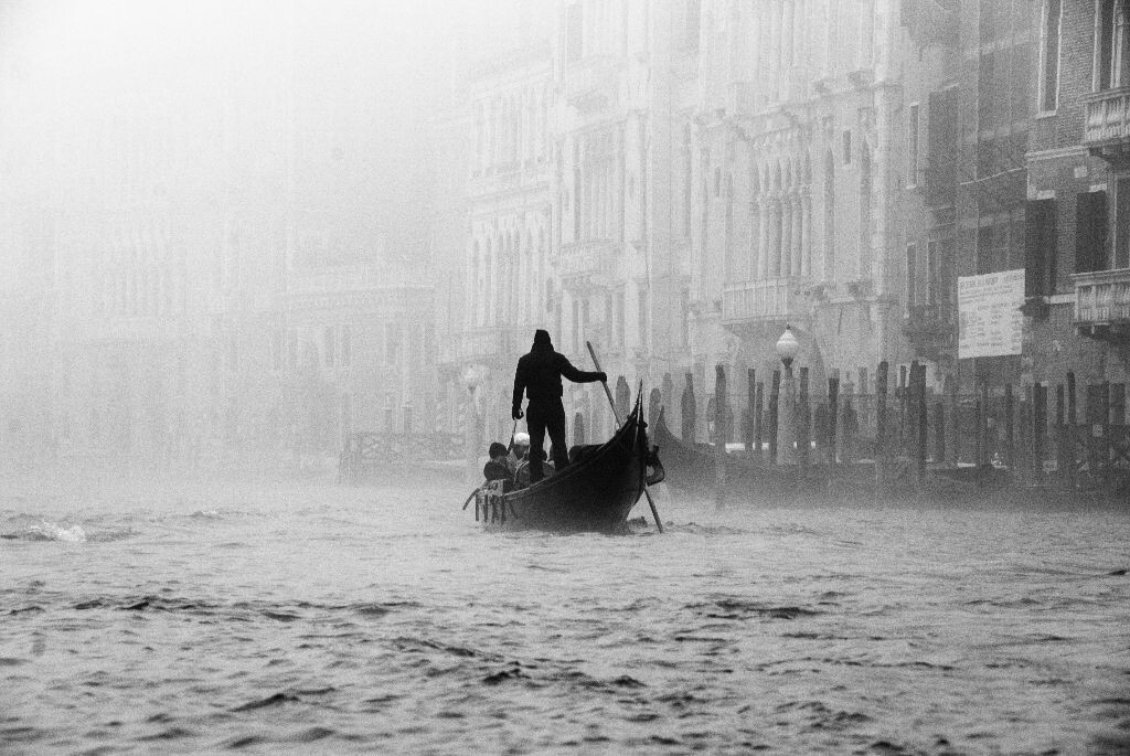 渡<br />
威尼斯，一艘贡多拉船在雾中摆渡，竟有了某种禅意。仿佛来自另一个世界，又不知要去往何方……