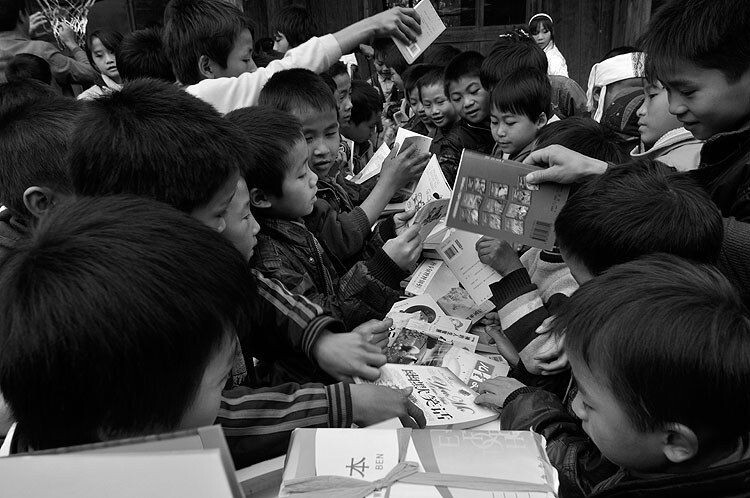 _DSC0454<br />
我们带去的书,孩子们爱不释手。<br />
<br />
<br />
<br />