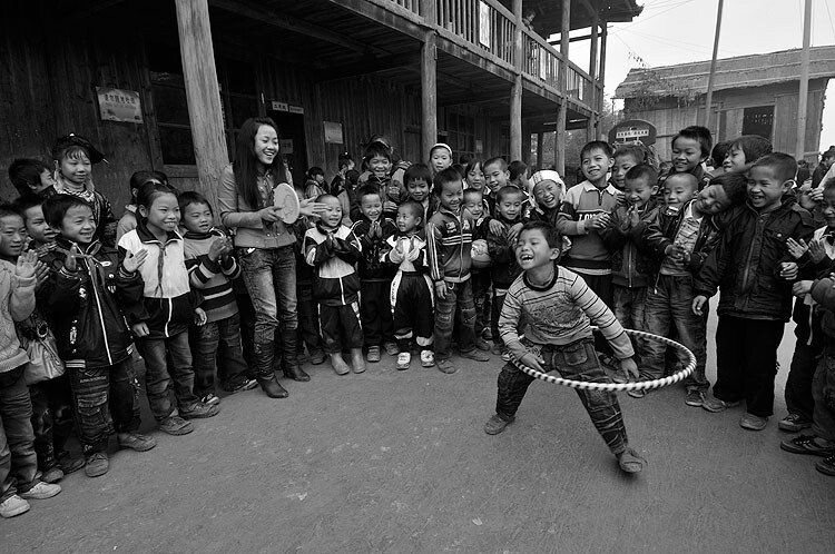 _DSC0563<br />
没玩过呼啦圈的孩子,很快就玩得很熟悉了。<br />
<br />
<br />
<br />