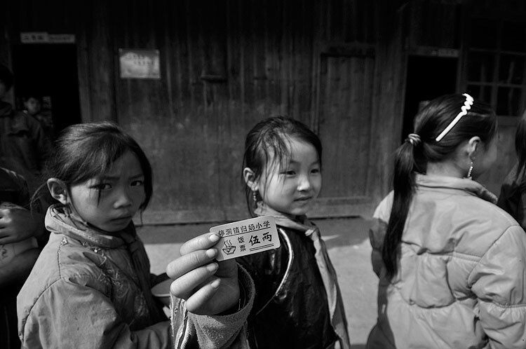 _DSC0575<br />
排队打饭的孩子。<br />
<br />
孩子们的午餐是免费的。<br />
<br />
<br />
<br />
