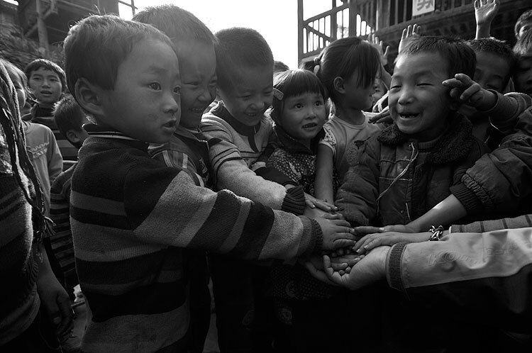 _DSC0706<br />
大手拉小手。给点阳光就灿烂。<br />
<br />
<br />
<br />