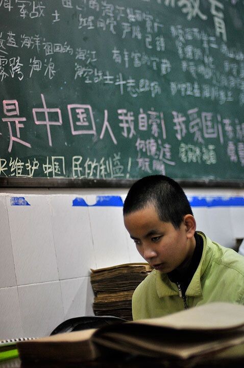 黑板报上都是弱视的学生写的。