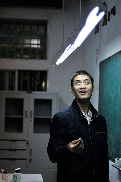 黑板前的学生。