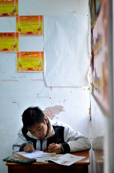 角落里上美术课的学生。