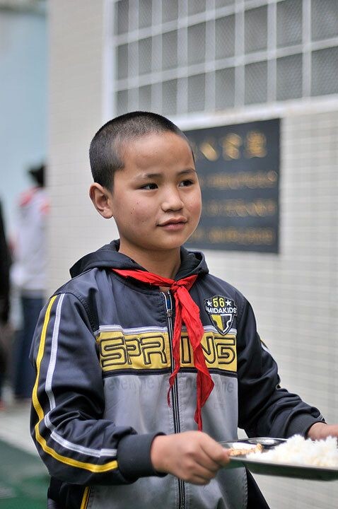 打饭出来的学生。