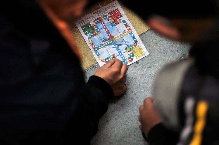 躲在角落里下棋的孩子。