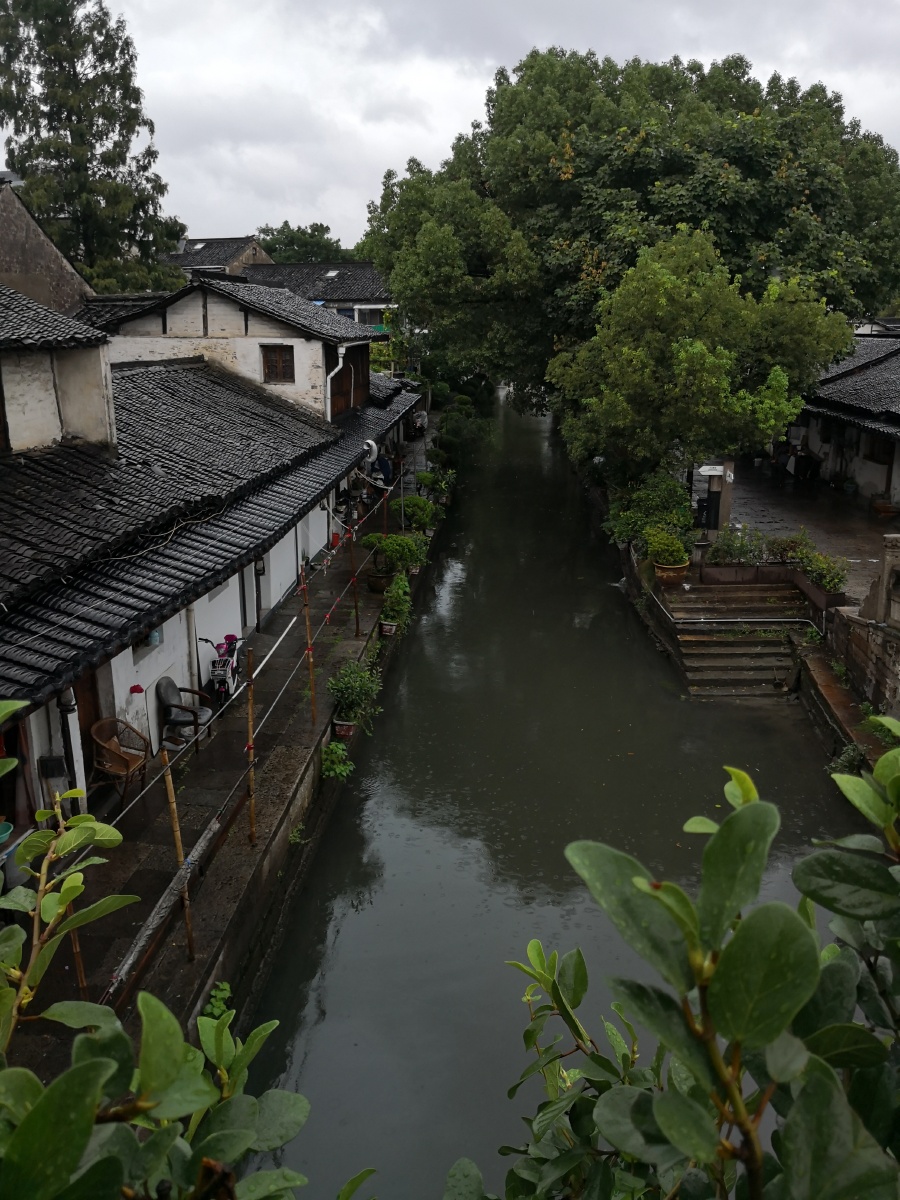 小雨中的南方小镇