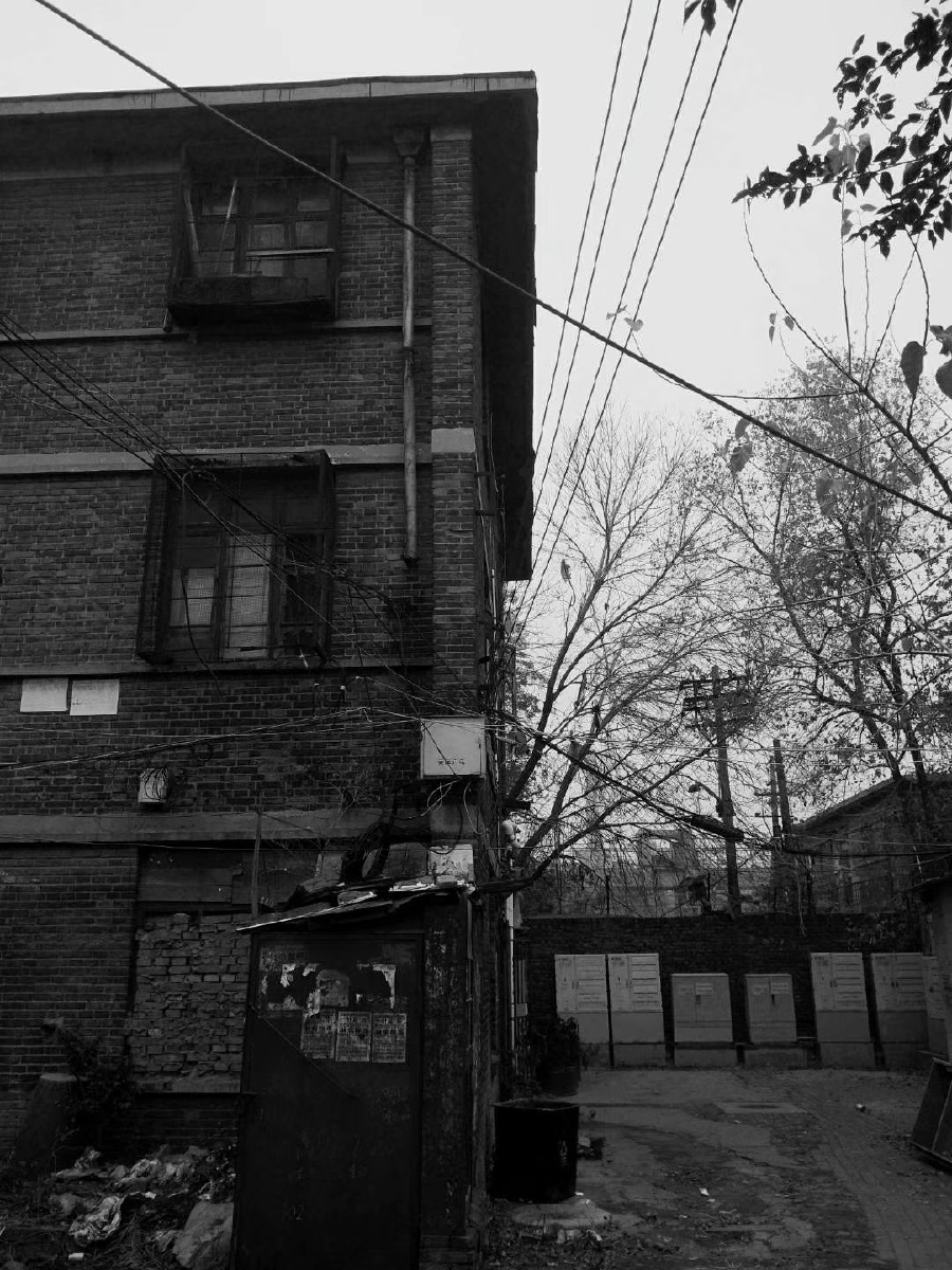 破败矮楼忆往昔多年回忆在心中