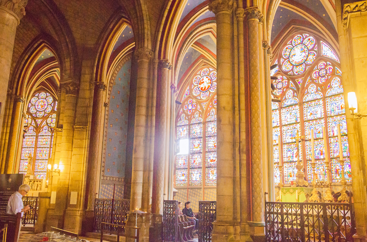 巴黎圣母院漂亮的彩窗