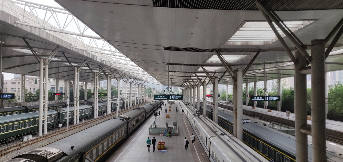 一个车站同一个站台两列车去往不同的方向一列火车