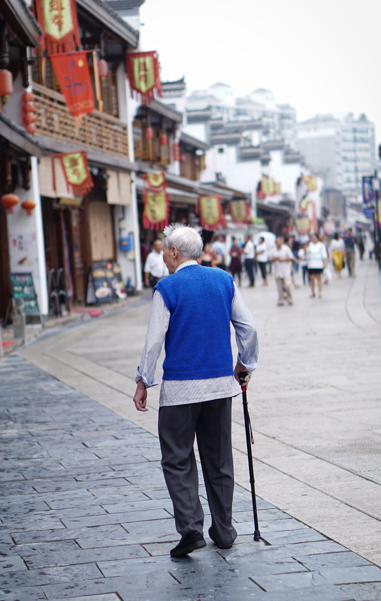 步履蹒跚的老者 - kiana