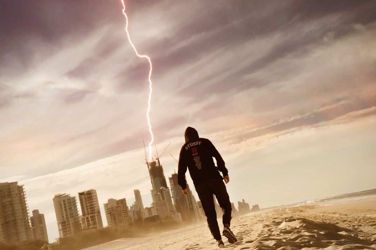 按我朋友的话说 他要做一个孤独的流浪者?