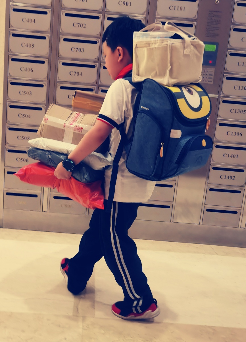 背着我的大书包背着我的画画包但完全不耽误我拿快递挣钱一个快递一元