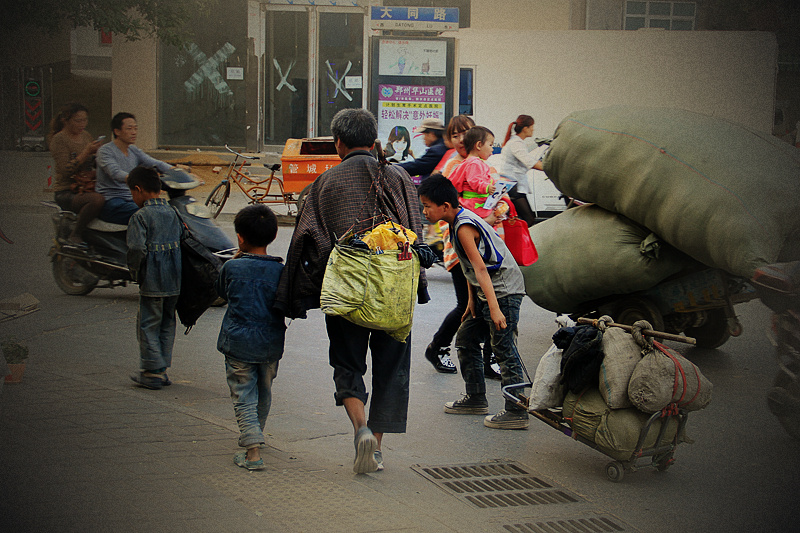 老妈离家出走,老爸领着孩子出来寻找,在火车站流浪至少有三年了.