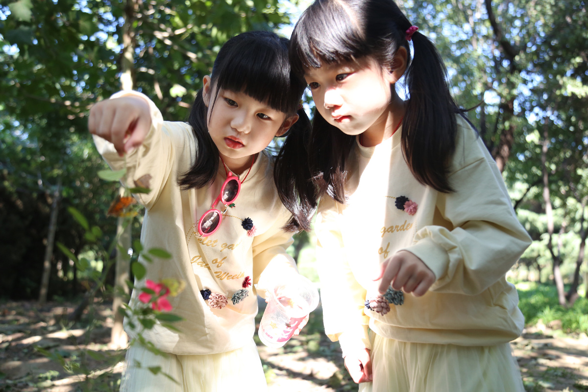 落在花上的蝴蝶与漂亮的双胞胎宝贝