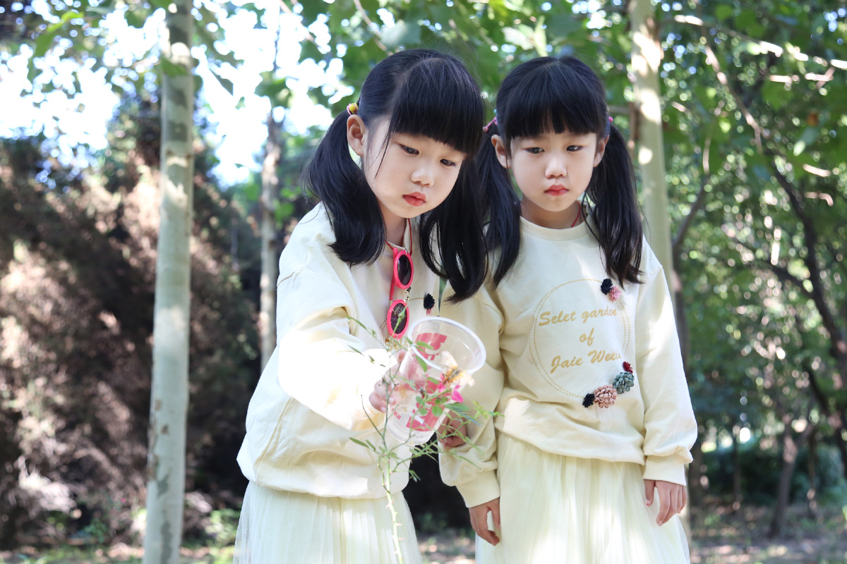 落在花上的蝴蝶与漂亮的双胞胎宝贝