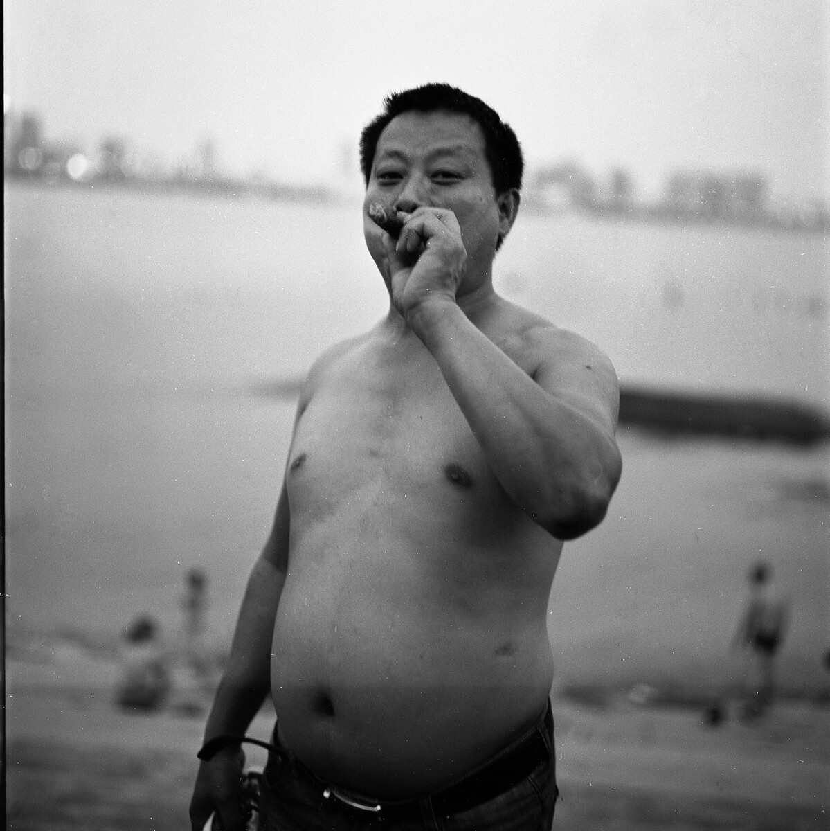 南昌 江边抽雪茄的农民工
