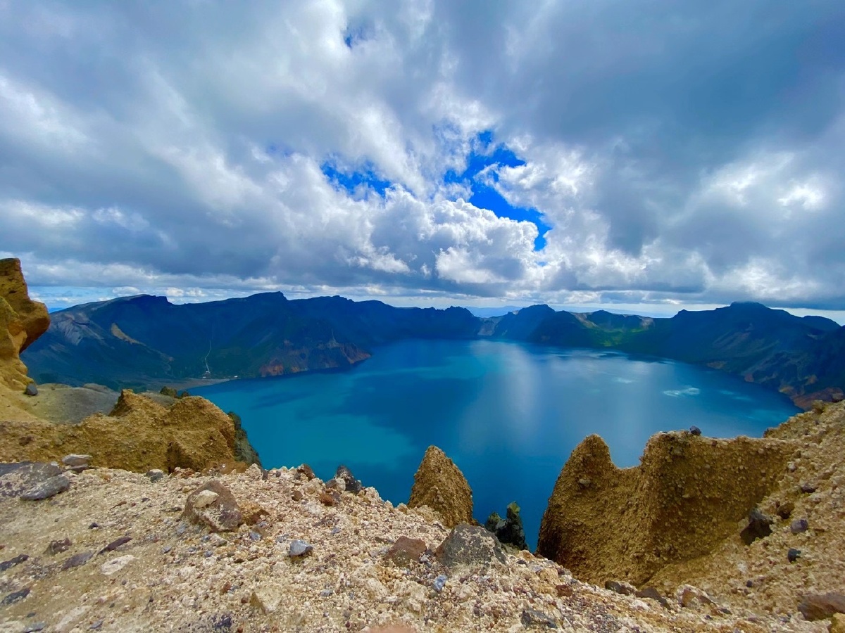 长白山天池风景区位于吉林省白山市很美的风景一定要在天气好的时候爬