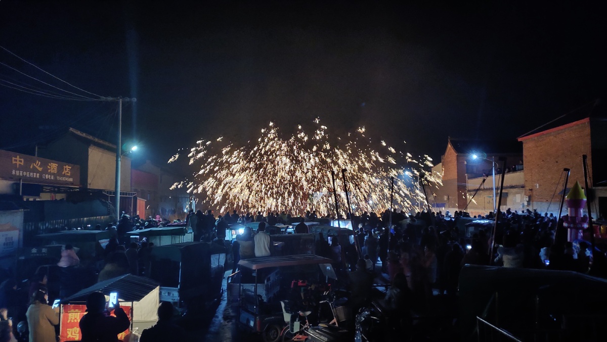 非物质文化遗产绽放在大地上的烟花浓浓的年味