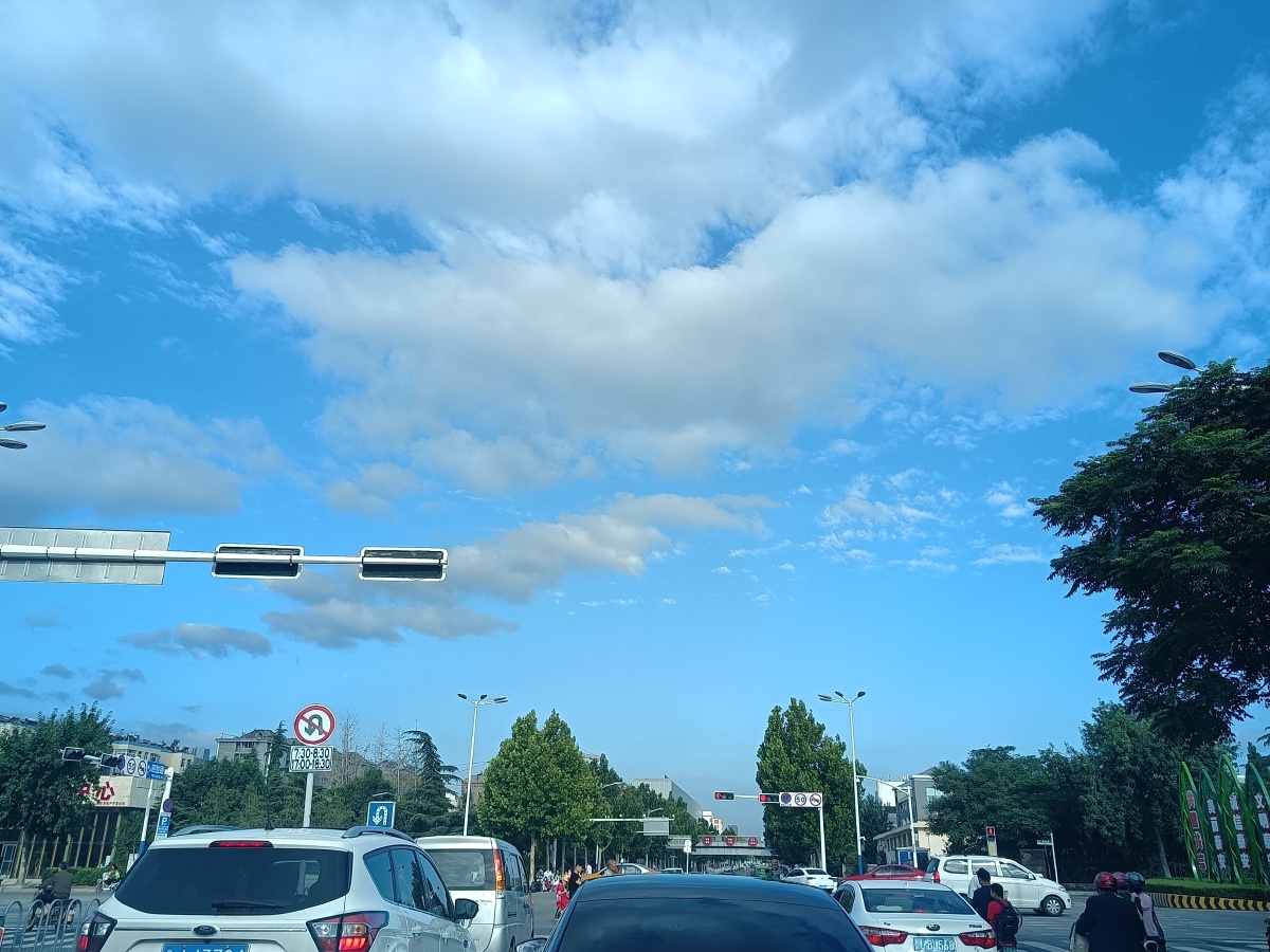 爱就像蓝天白云晴空万里突然暴风雨无处躲避总是让人始料不及人就像患