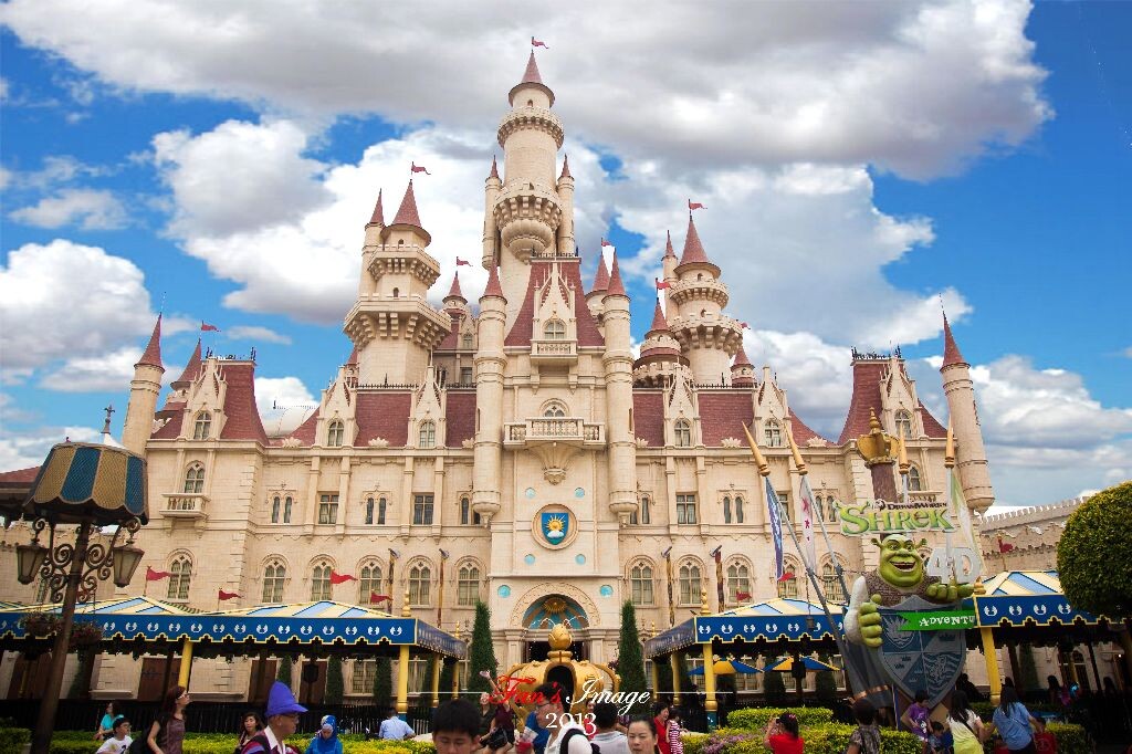 Universal Studio Singapore<br />
很诚实的说，背后的云是PS的。。。