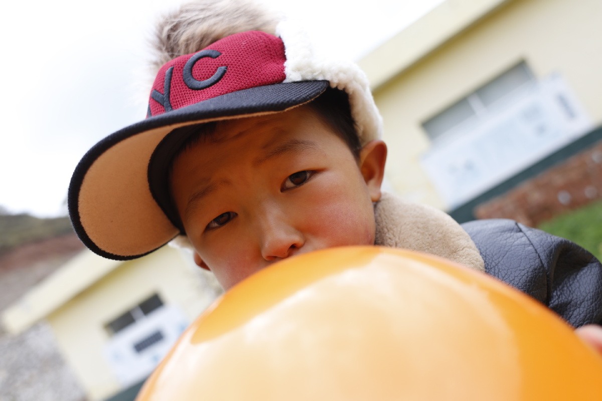 吹气球的小哥哥