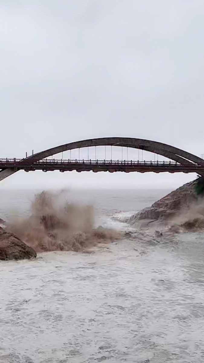 台风中的大桥