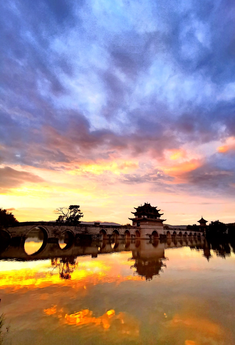 云南建水县十七孔桥的清晨