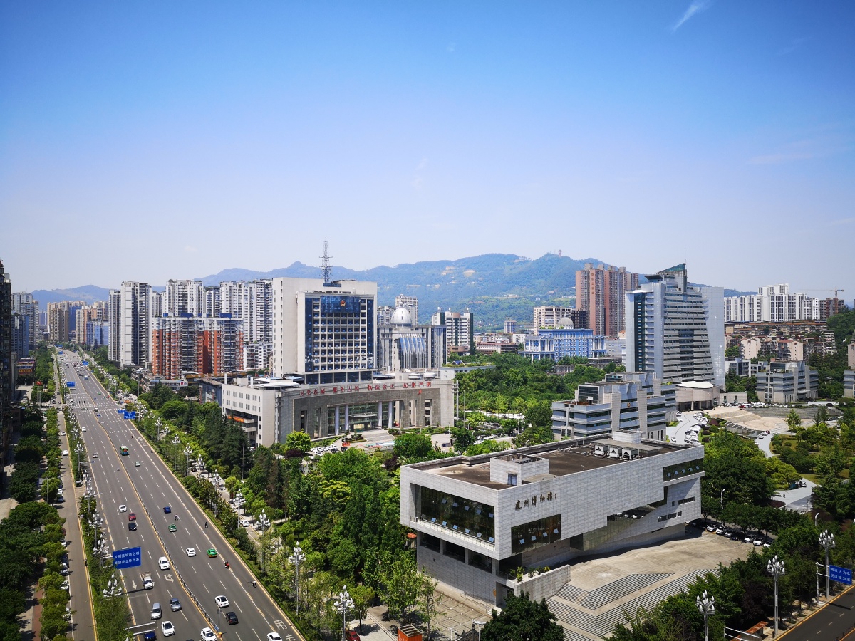 晴空万里鸟瞰城市盛景