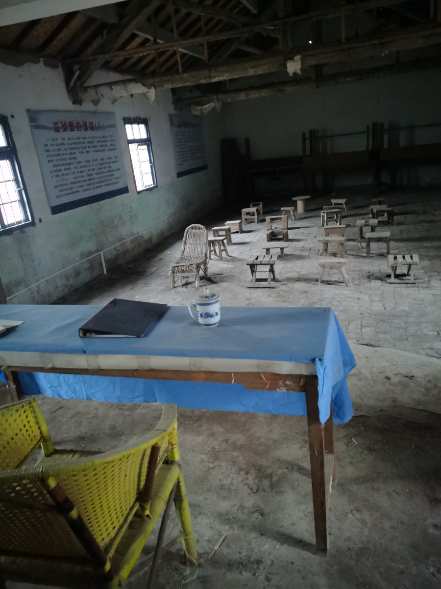 过去监狱里的生产生活学习场景