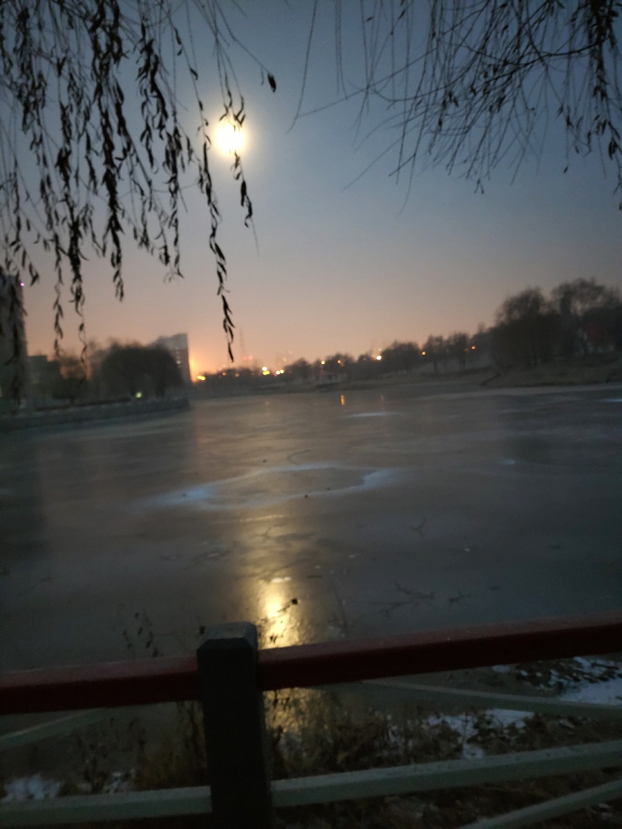 天快要亮了太阳想要出来而月亮却不舍得离开