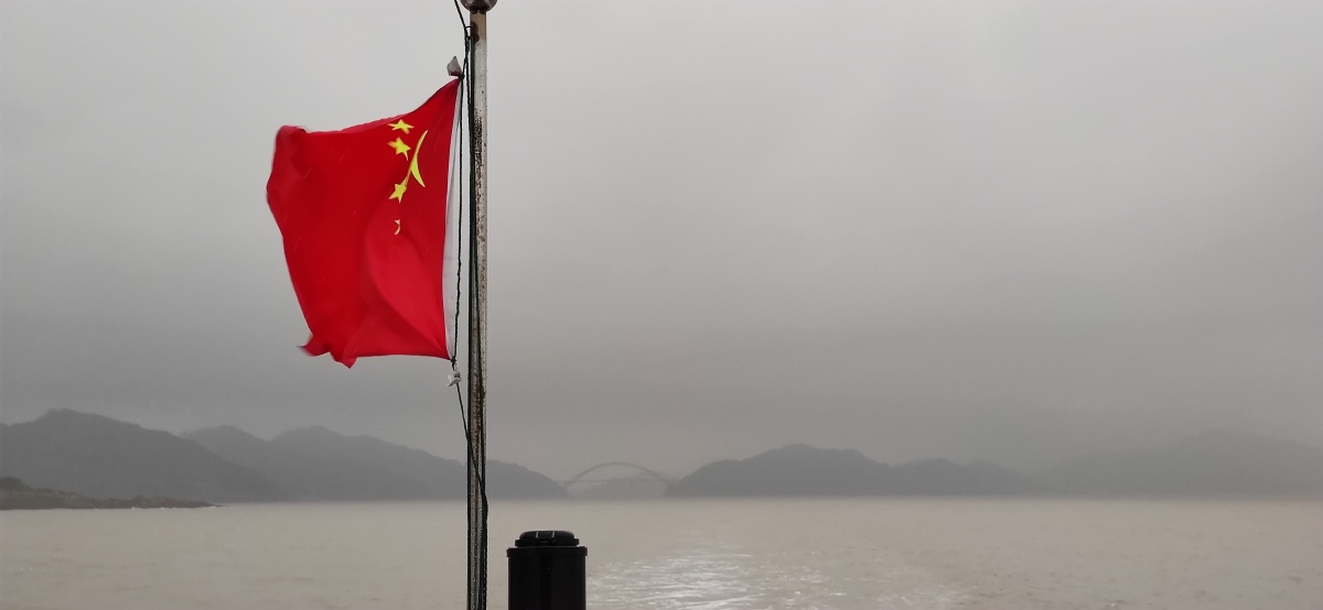海上红旗飘摇