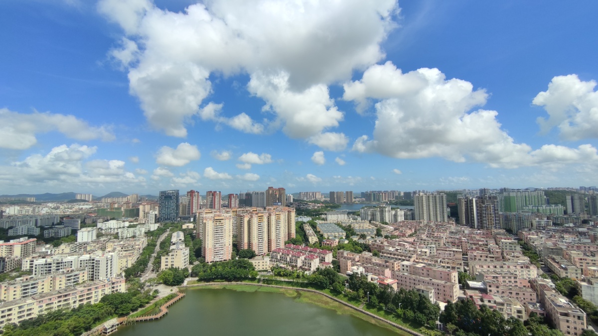 晴空万里城市里的蓝天与白云