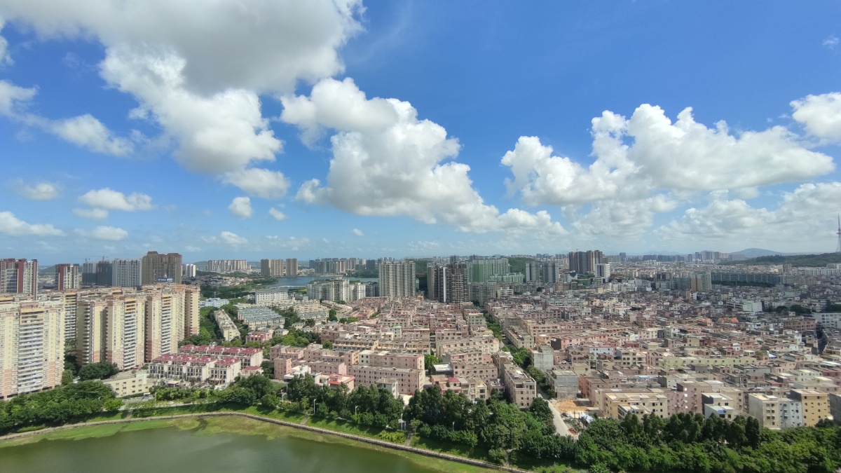 晴空万里城市里的蓝天与白云