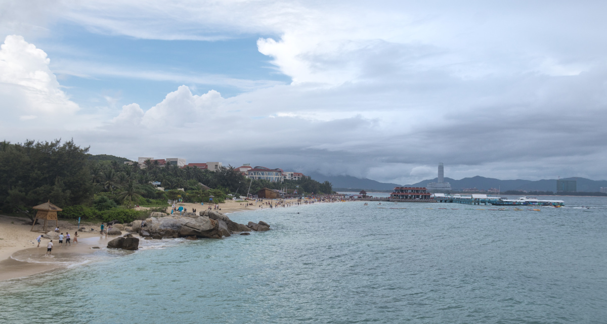 蜈支洲岛好多对情侣在拍婚纱照的地方