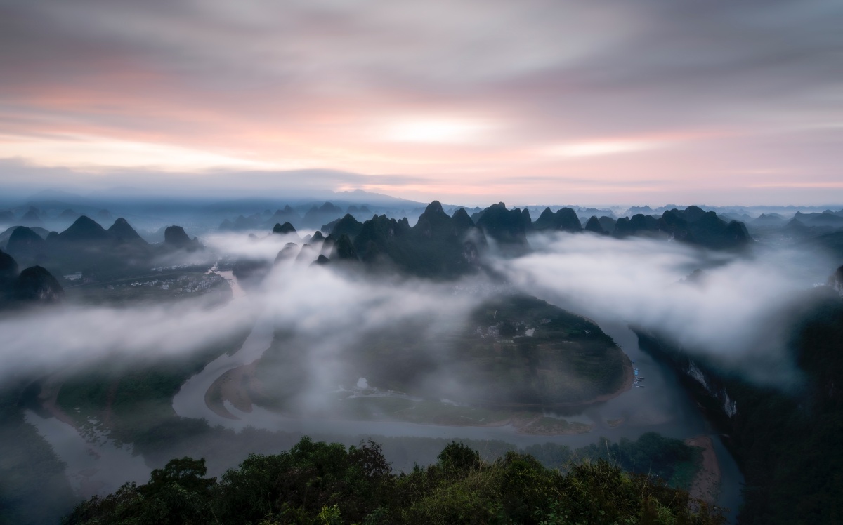 阳朔大面山,云雾缭绕的清晨.