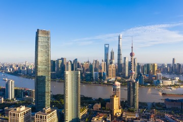 隔江相望
