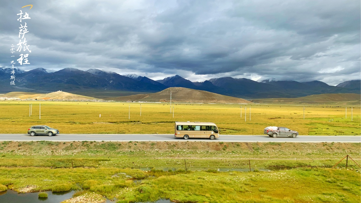 乘绿皮火车前往西藏,遇到路边的风景随拍,雪山,草地,旅车.