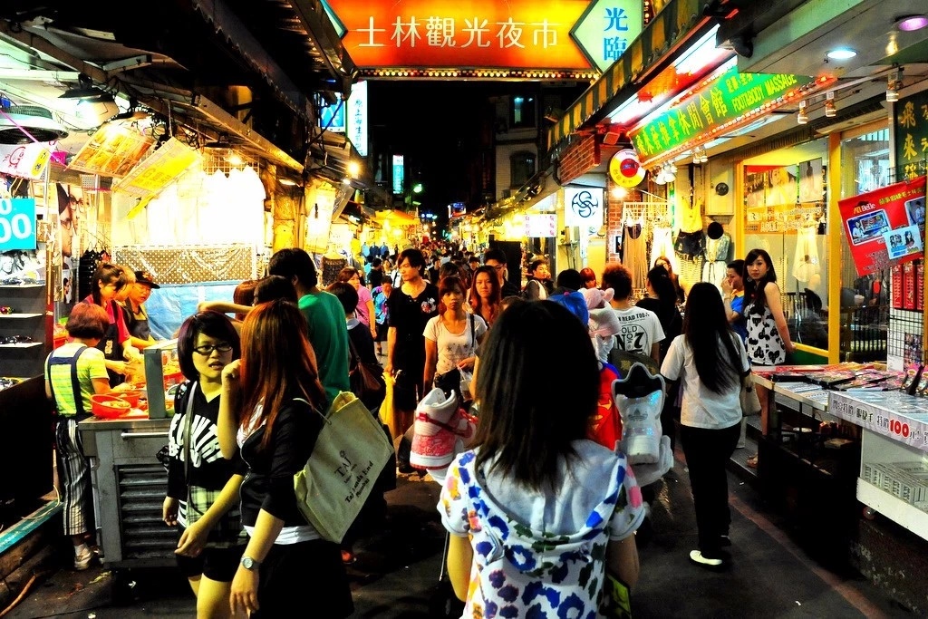 灯红酒绿的街道川流不息的人群夜市街道