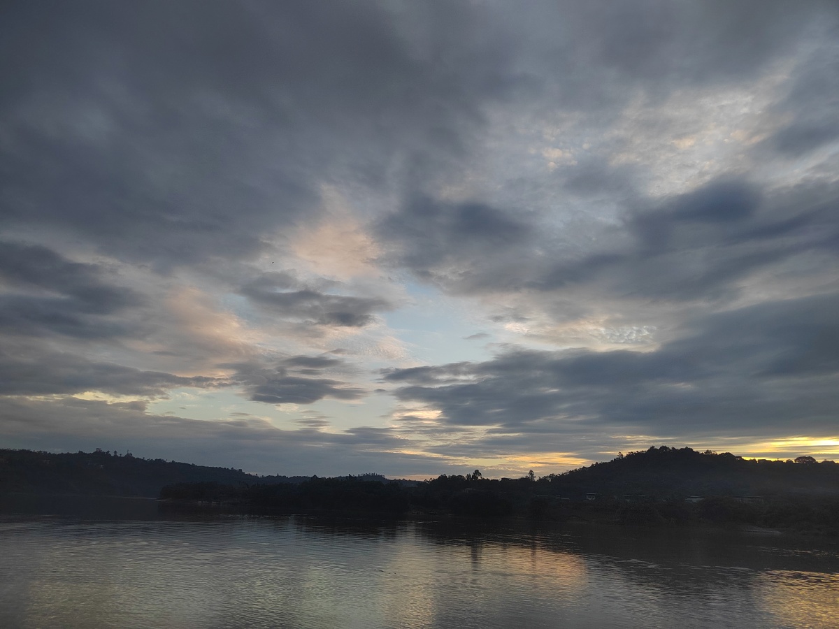 初秋的天冰冷的夜傍晚天空的变化